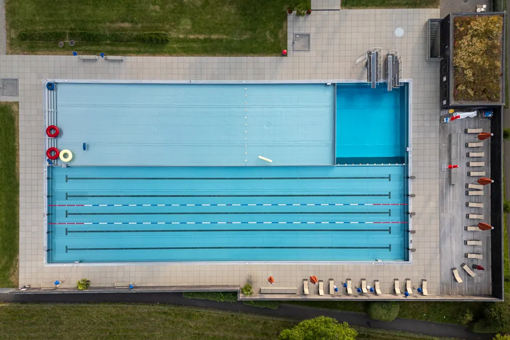 Schwimmbecken der Badi Uetendorf aus der Vogelperspektive