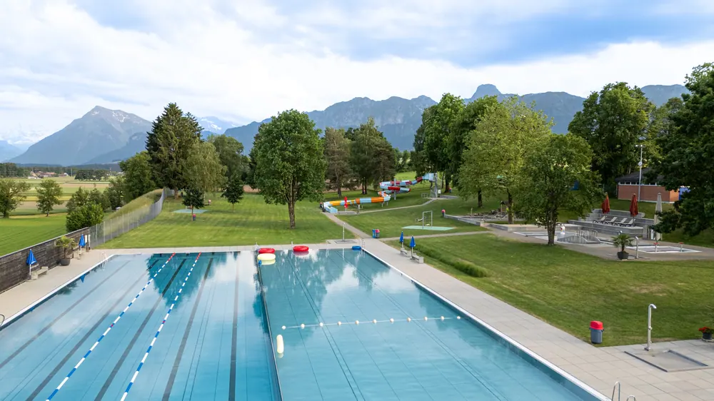 Schwimmbecken der Badi Uetendorf vor dem Alpenpanorama
