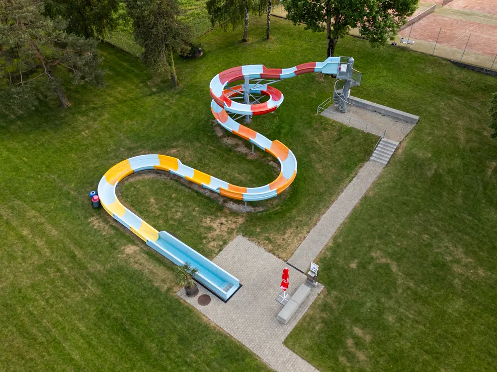 Bunte Wasserrutschbahn auf der Liegewiese der Badi Uetendorf