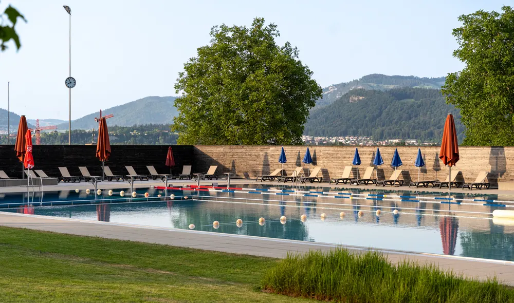 Schwimmbecken und Sonnenterrasse der Badi Uetendorf